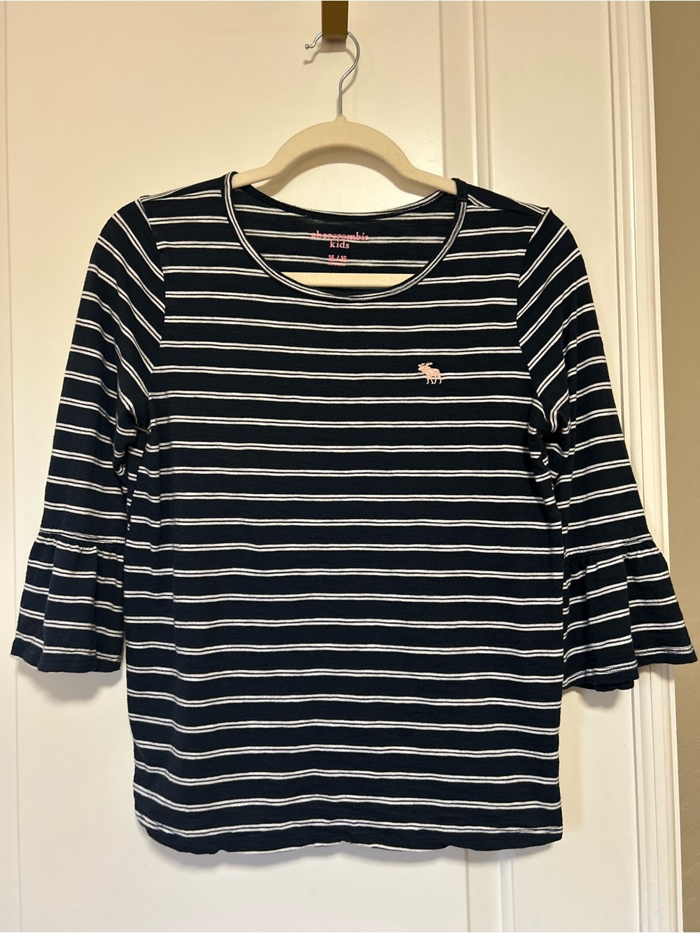 🫎🫎abercrombie kids Navy & White Striped Ruffle-Sleeve Tee with Pink Logo🫎🫎